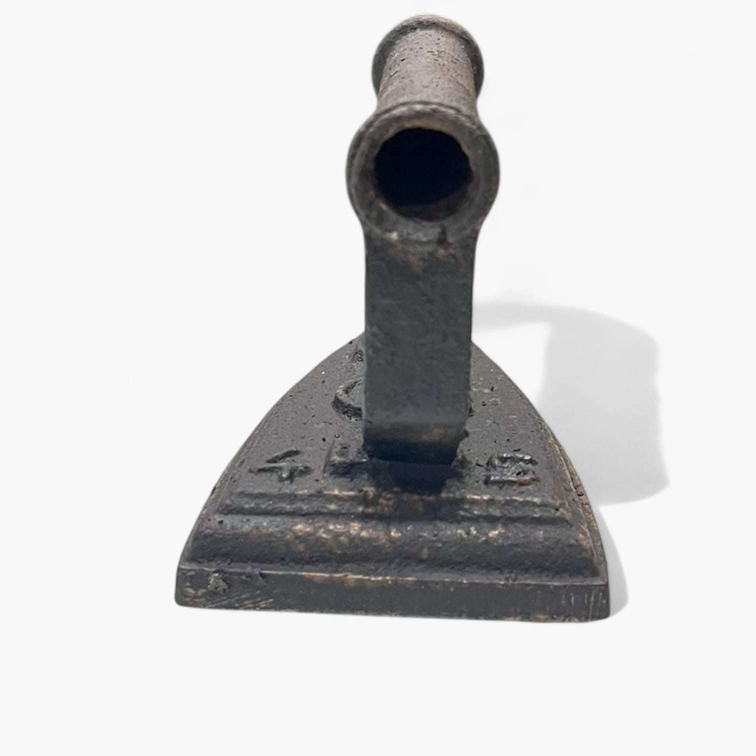 Plancha antigua de hierro, ángulo que muestra su base triangular.