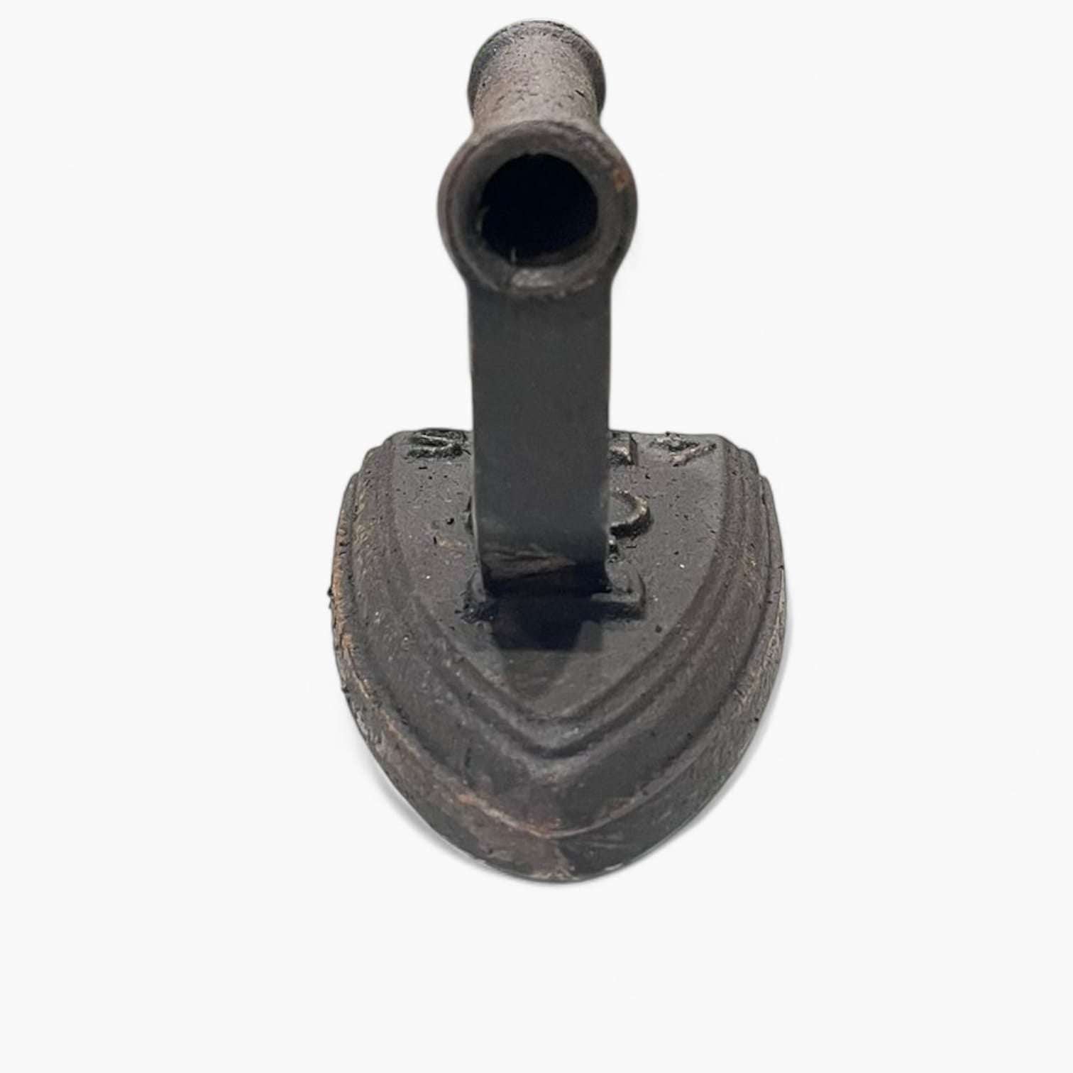 Plancha antigua de hierro, perspectiva superior resaltando su acabado envejecido.