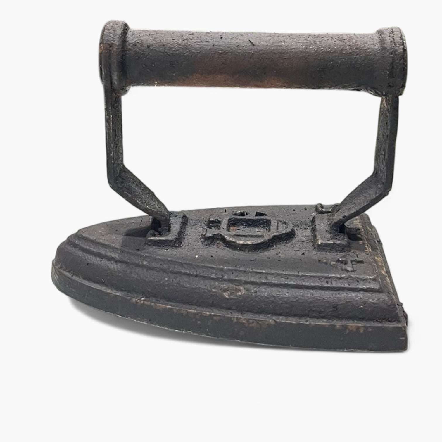 Plancha antigua de hierro, visión trasera con detalles de fundición.