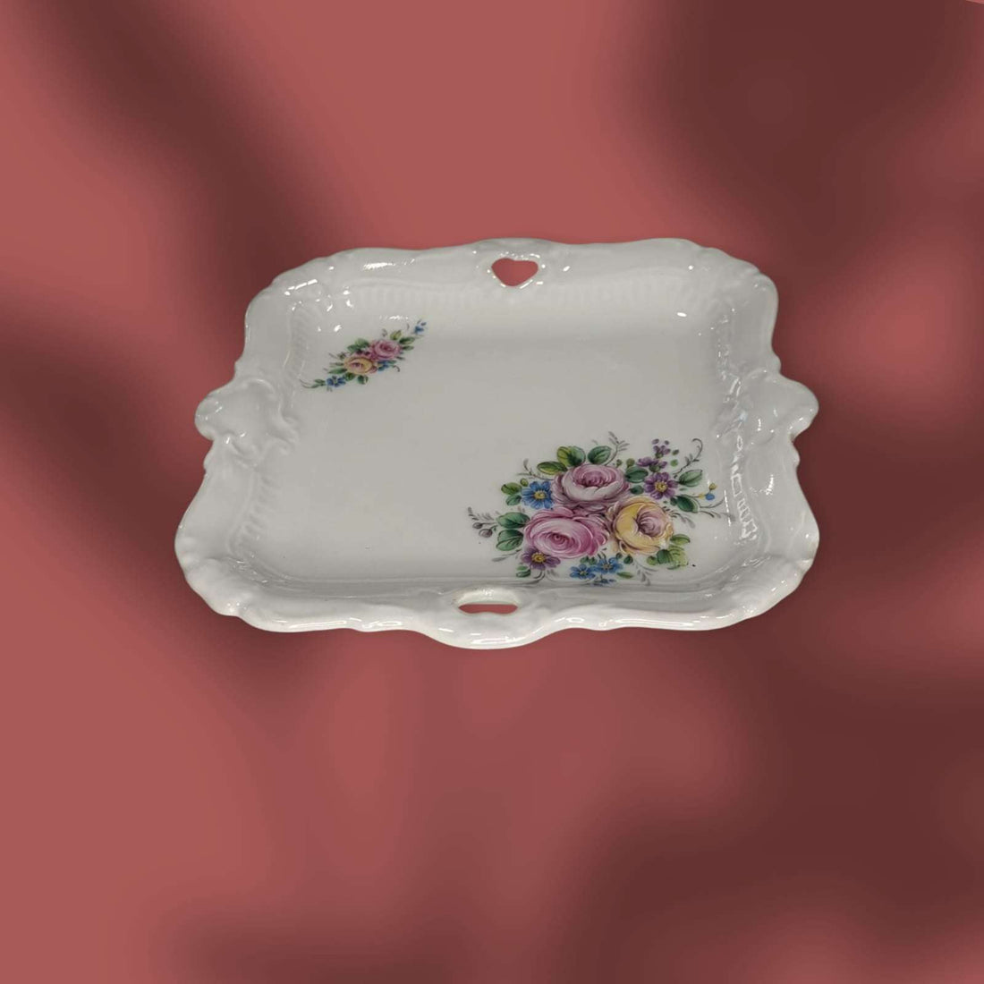 Bandejita de porcelana Victoria con flores pintadas y borde calado.