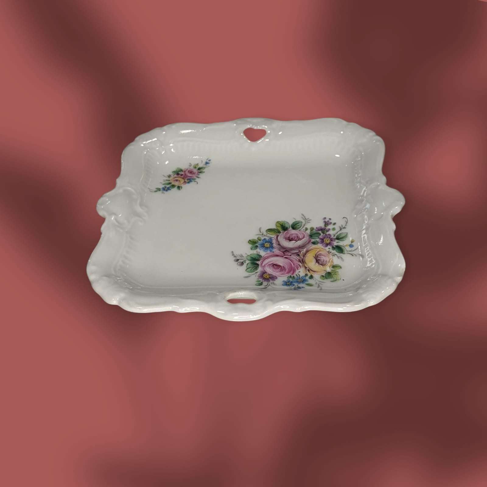 Pareja de bandejitas de porcelana con decoración floral romántica.