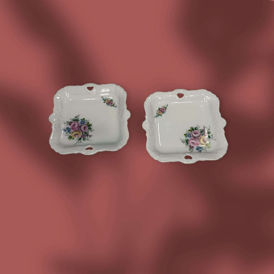 Bandejita de porcelana Victoria con flores pintadas y borde calado.