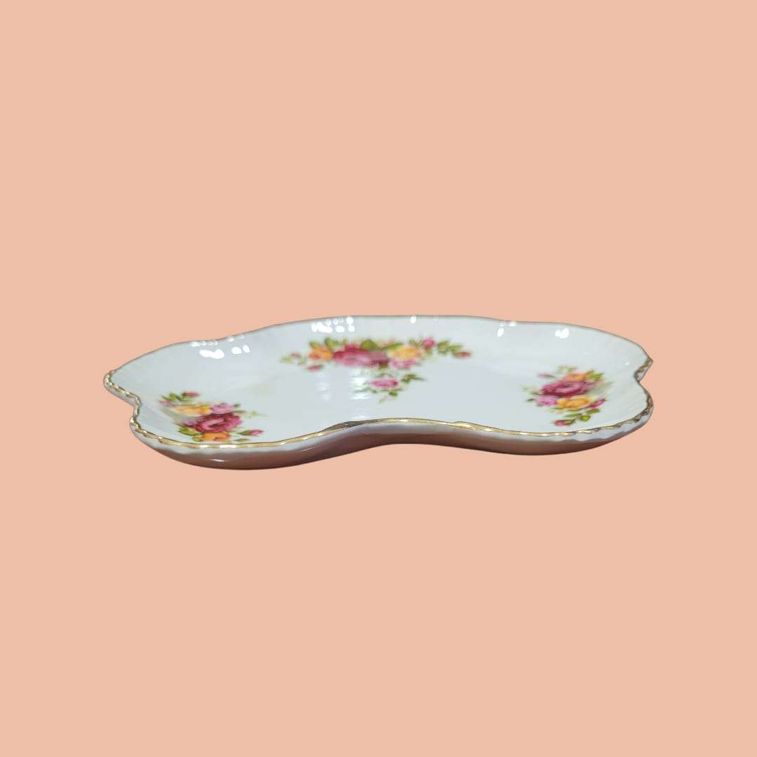 Plato irregular de porcelana inglesa James Kent (Old Foley) con bordes dorados y diseño floral pintado a mano, ideal para decoración vintage.