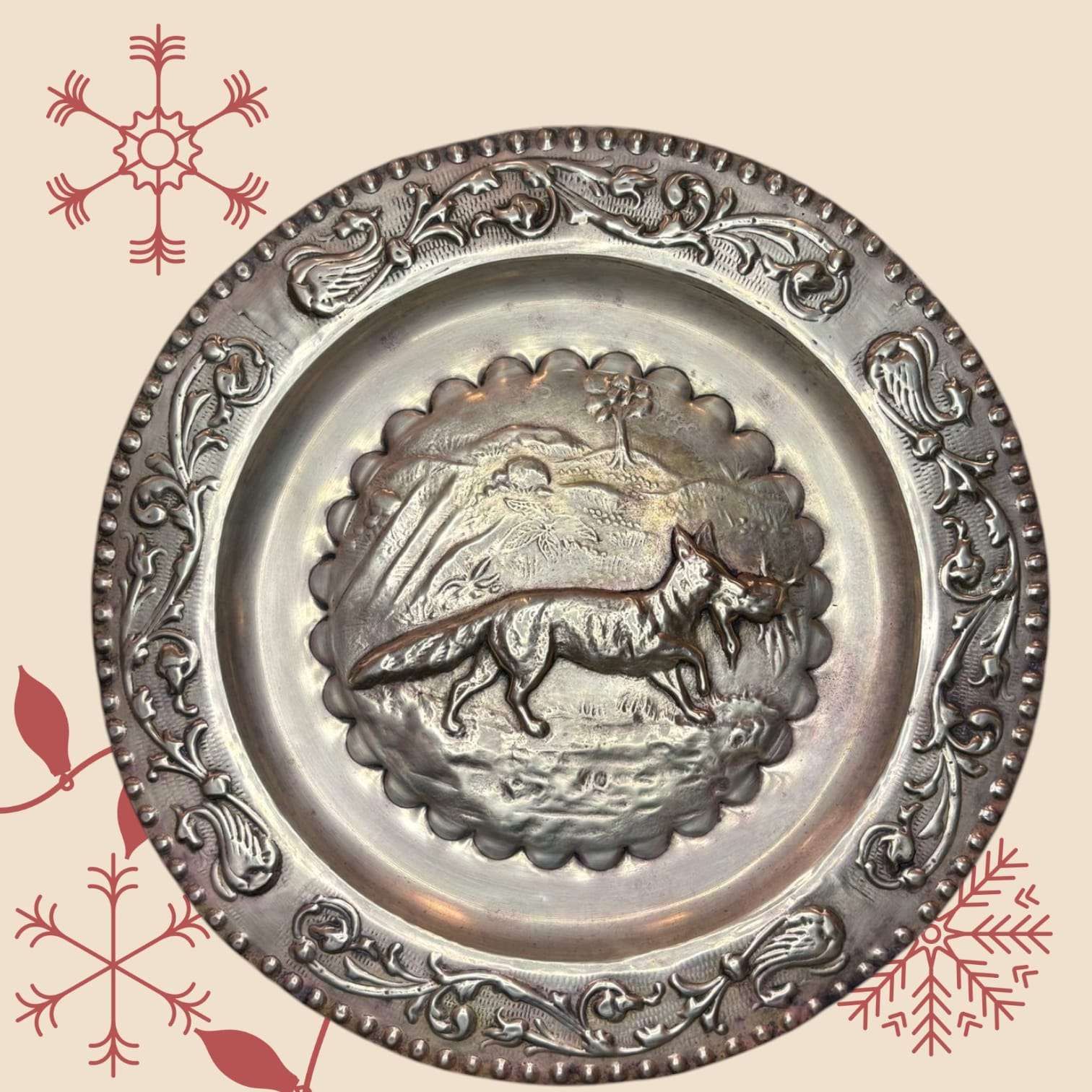 Este plato decorativo es ideal para coleccionistas o amantes de la decoración clásica. Su diseño, inspirado en escenas rurales y animales, lo convierte en una pieza única que no se encuentra fácilmente. 