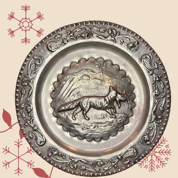 Este plato decorativo es ideal para coleccionistas o amantes de la decoración clásica. Su diseño, inspirado en escenas rurales y animales, lo convierte en una pieza única que no se encuentra fácilmente. 