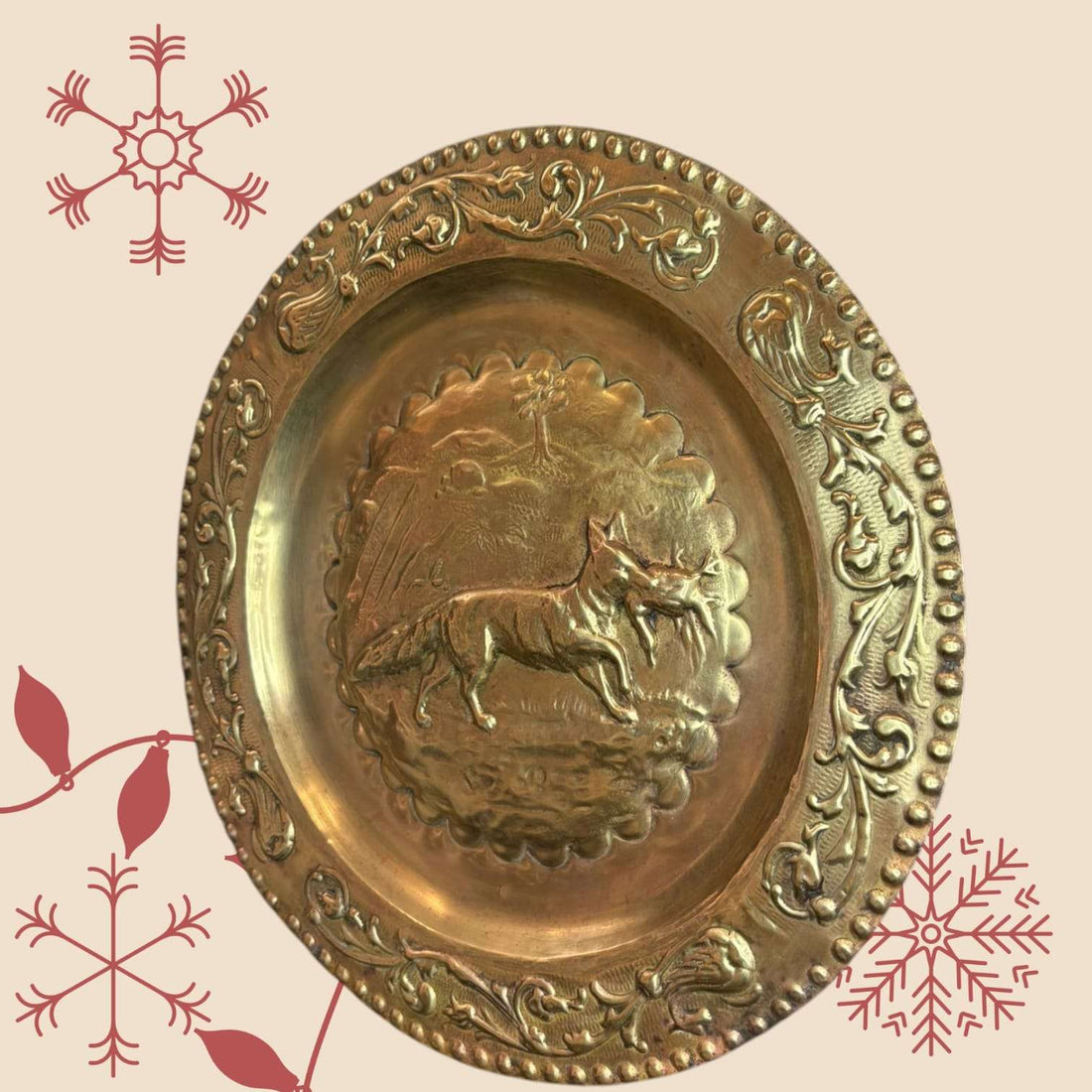 Este plato decorativo es ideal para coleccionistas o amantes de la decoración clásica. Su diseño, inspirado en escenas rurales y animales, lo convierte en una pieza única que no se encuentra fácilmente. 