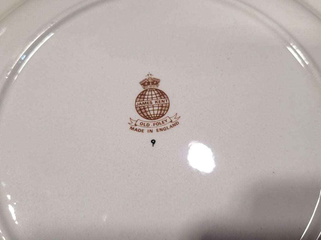 Plato de porcelana inglesa James Kent, Old Foley, con decoración floral en tonos rosas y dorados. Ideal para coleccionistas y decoración elegante.