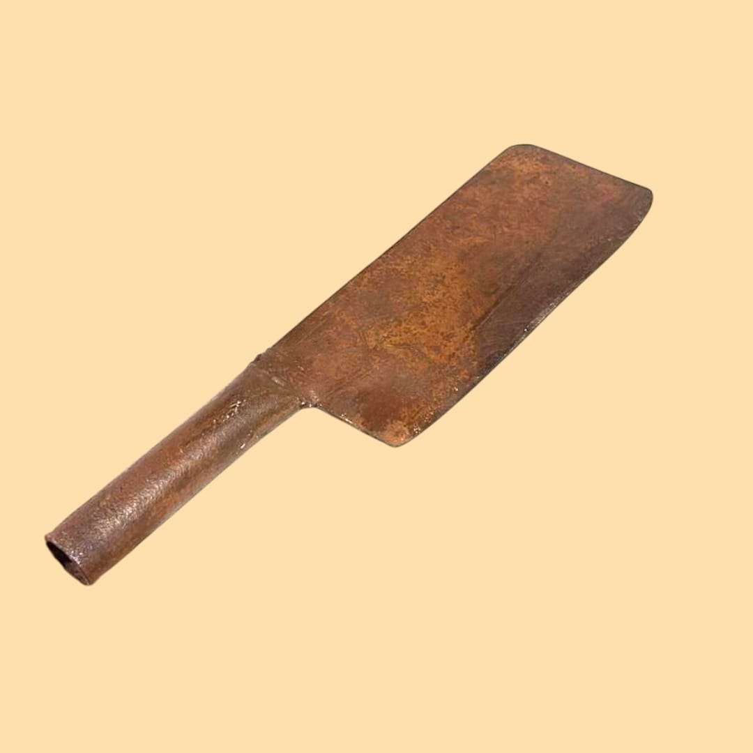 Podón antiguo de hierro forjado con hoja ancha oxidada, herramienta única de colección ideal para decoración rústica en hogar o jardín.