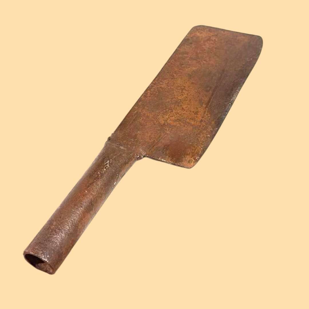 Podón antiguo de hierro forjado con hoja oxidada, herramienta de poda tradicional ideal para decoración rústica en hogar o jardín.