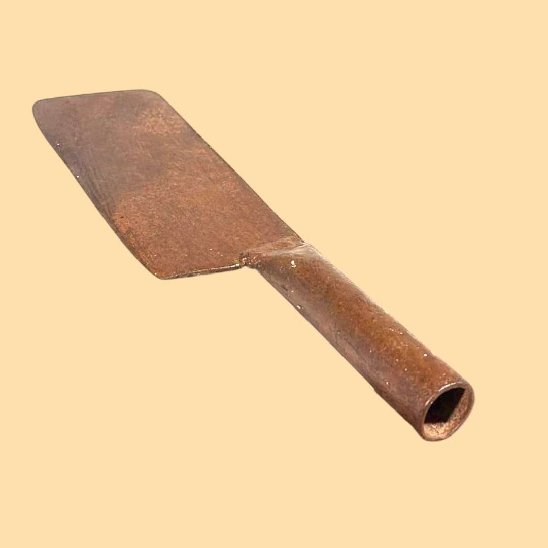 Podón antiguo de hierro forjado con hoja oxidada, herramienta de poda tradicional ideal para decoración rústica en hogar o jardín.