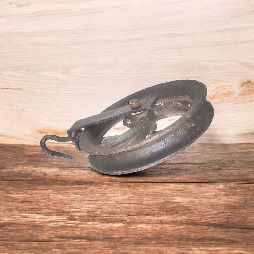 Perfil de la polea colgada con rueda interna y eje visible.