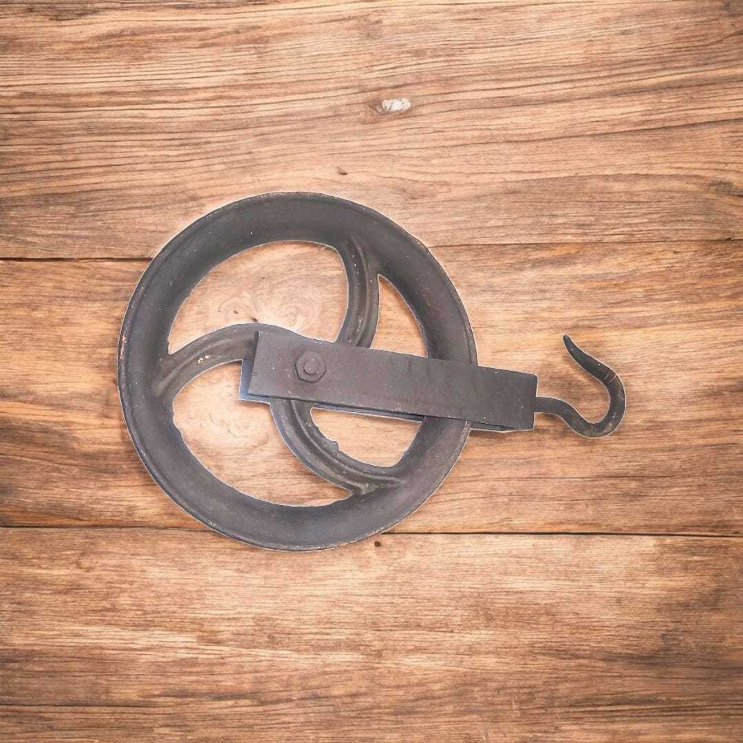 Gancho y soporte central en primer plano, mostrando la robustez del diseño.