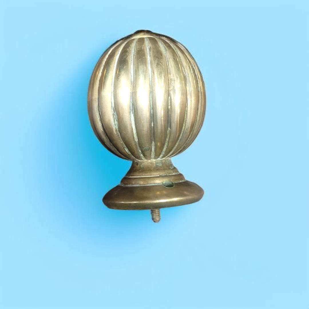 Remate de bronce tipo esfera con base escalonada clásica