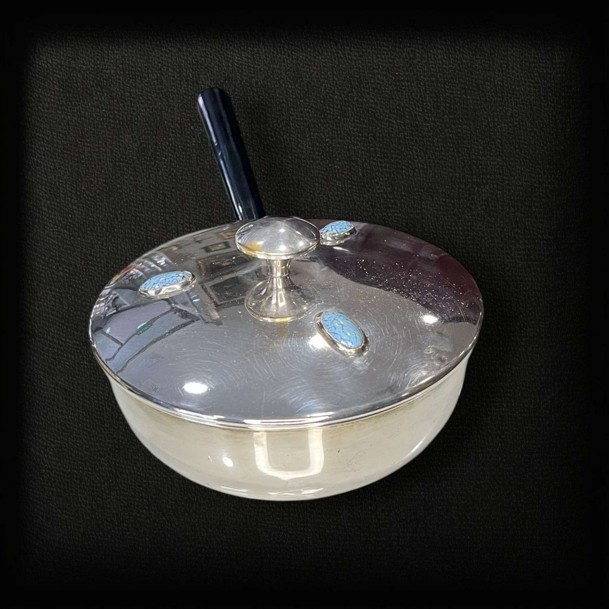 Vista lateral del Portafritos de metal plateado con mango brillante.