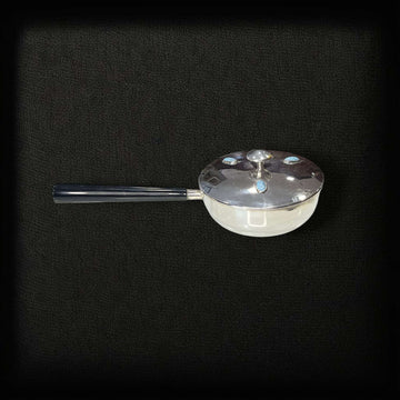 Portafritos de metal plateado con mango y tapa con turquesas.