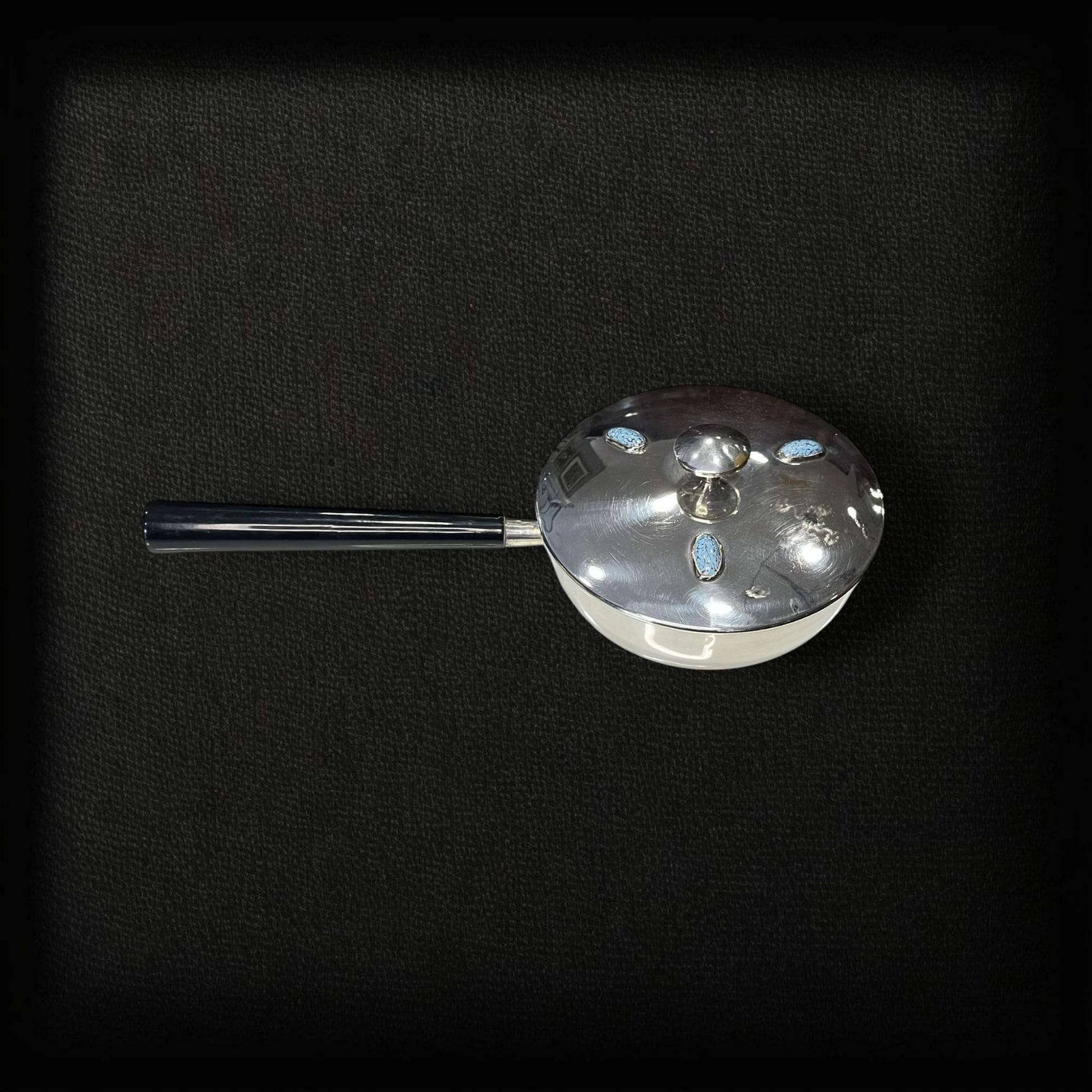 Detalle de la tapa del Portafritos de metal plateado con incrustaciones.