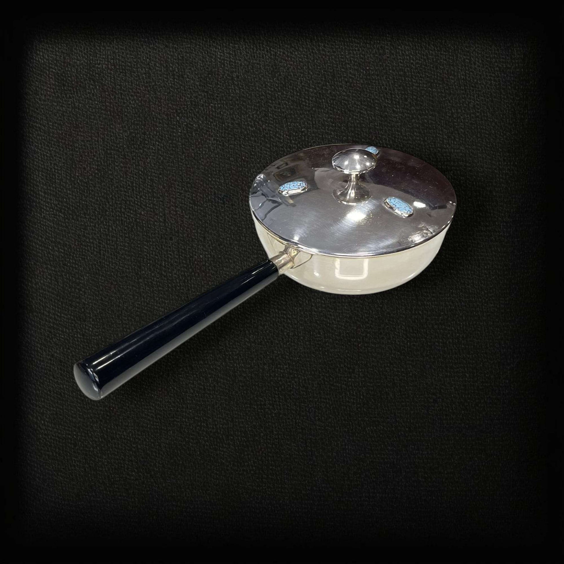 Interior pulido del Portafritos de metal plateado con mango.