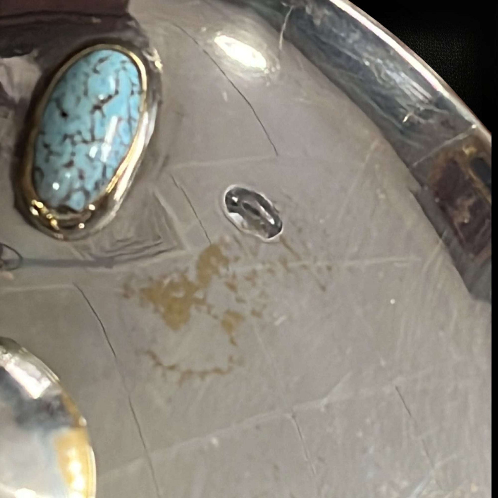 Vista lateral del Portafritos de metal plateado con mango brillante.