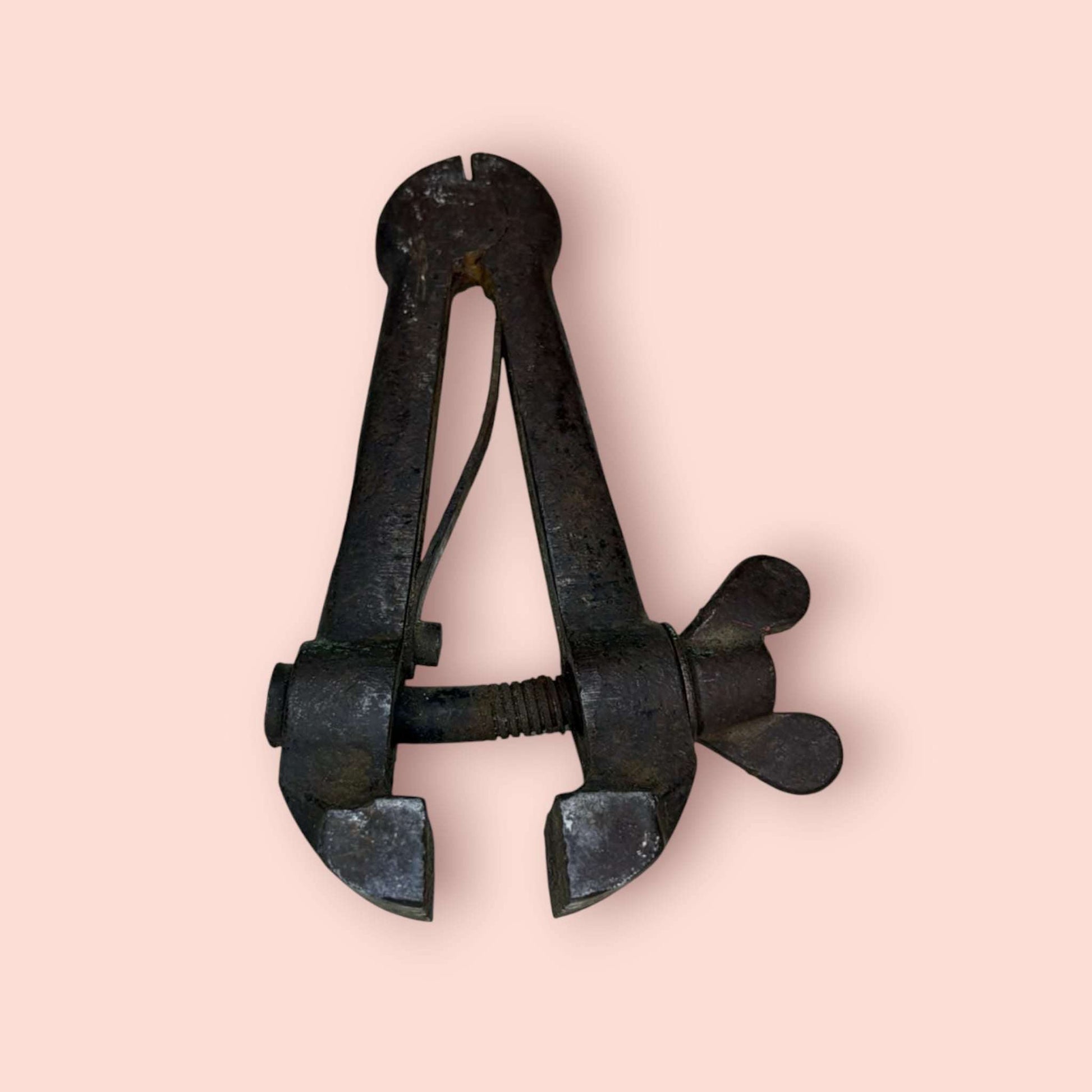 Ya sea como elemento decorativo en un estudio, taller o como parte de una colección personal, esta presilla antigua de talabartero te conecta con el pasado y aporta un toque de autenticidad y exclusividad