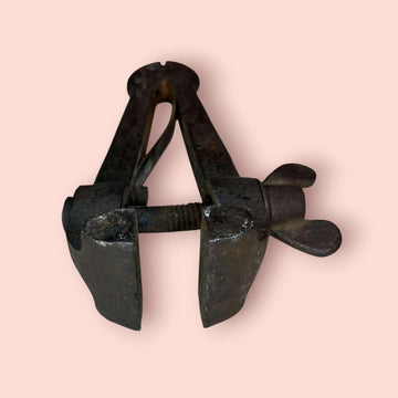 La pieza perfecta para coleccionistas y amantes de la artesanía: si te fascina la historia de la talabartería y las herramientas que hicieron posible este oficio, esta presilla antigua de talabartero es el complemento que necesitas.
