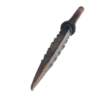 Punta dentada del soporte de forja mostrando su acabado único.