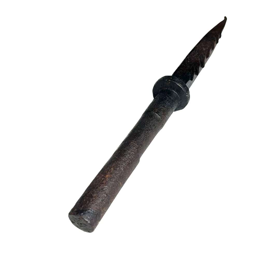 Punta dentada del soporte de forja mostrando su acabado único.