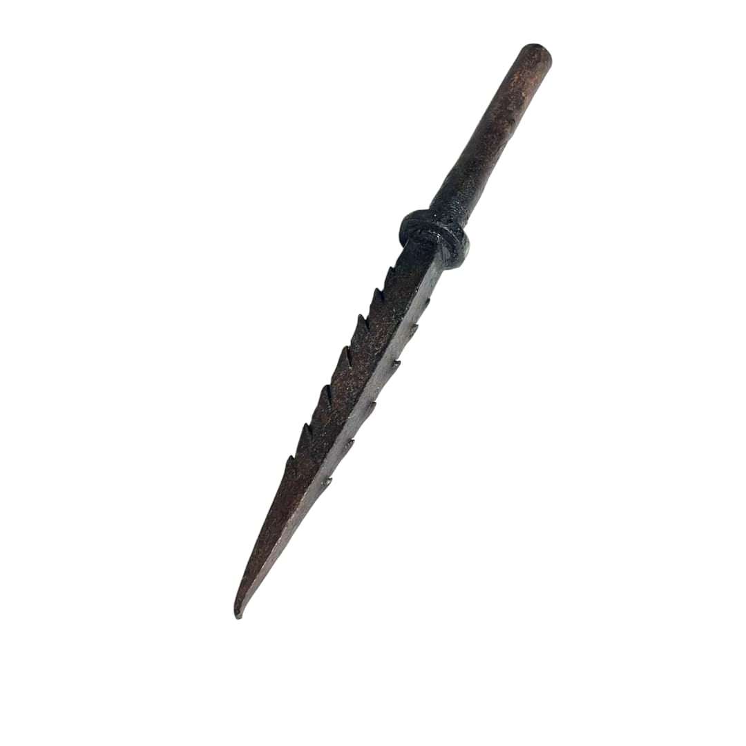 Perspectiva lateral de soporte de forja con dientes originales.