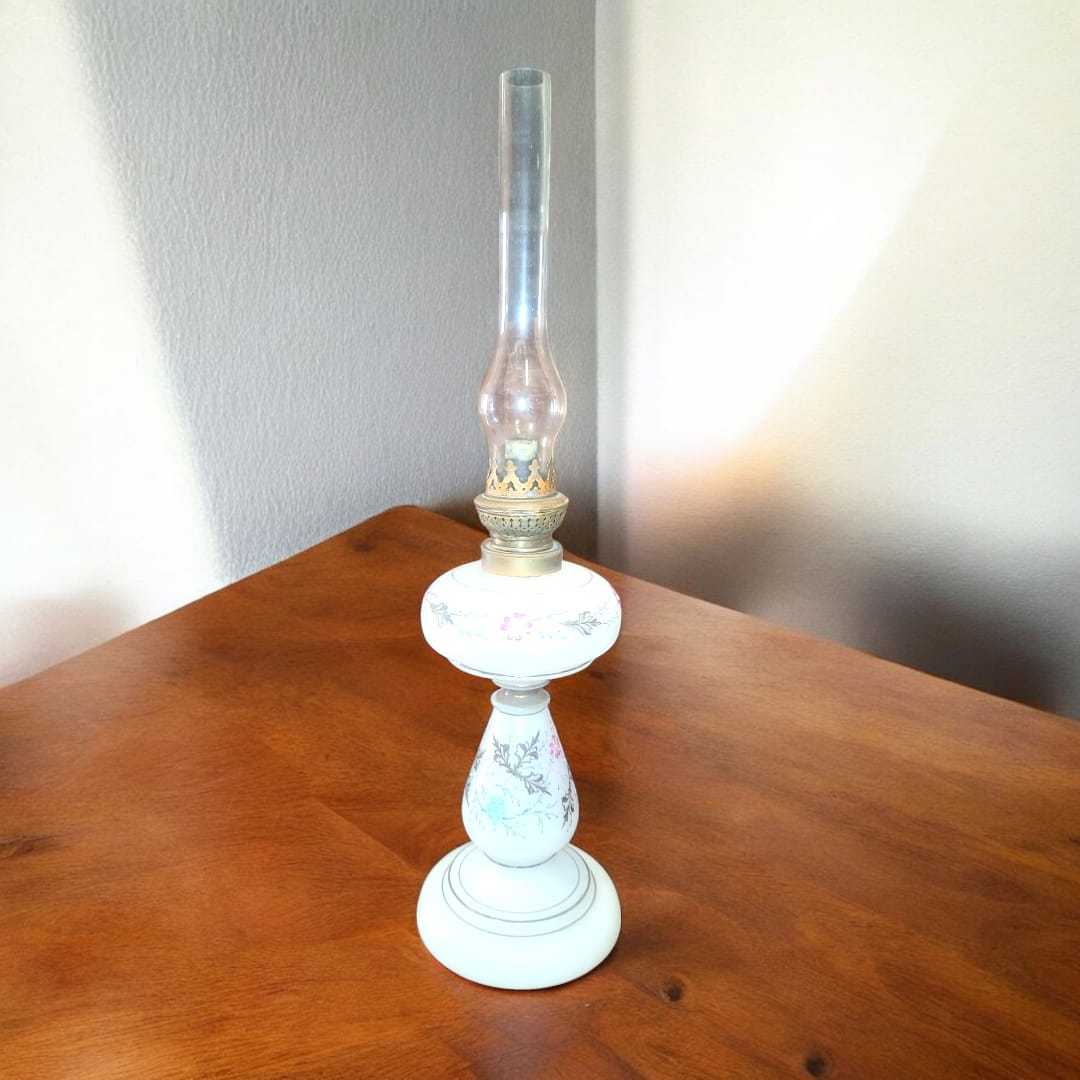  Quinqué de opalina blanca con elementos florales pintados a mano, una pieza única y elegante.