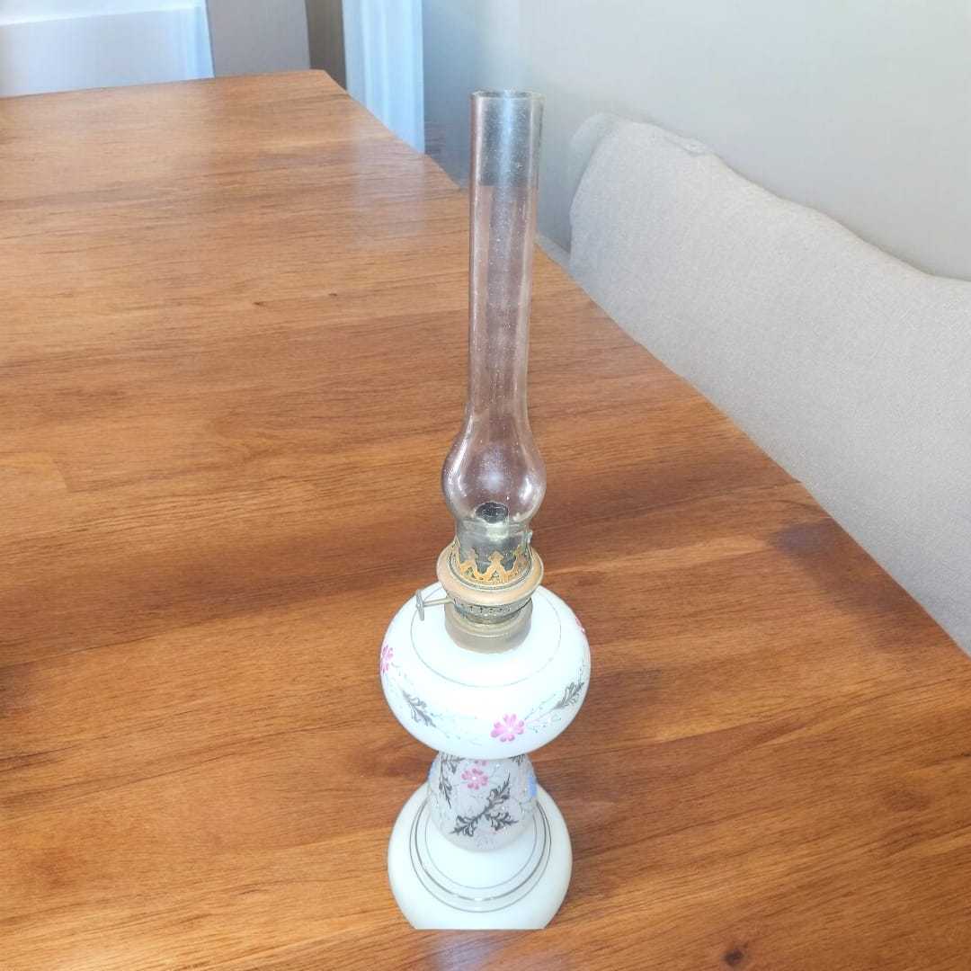  Quinqué de opalina blanca con elementos florales pintados a mano, una pieza única y elegante.