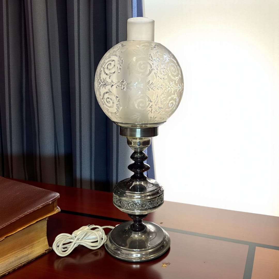 Lámpara de sobremesa tipo quinqué restaurada con pantalla de cristal grabado.