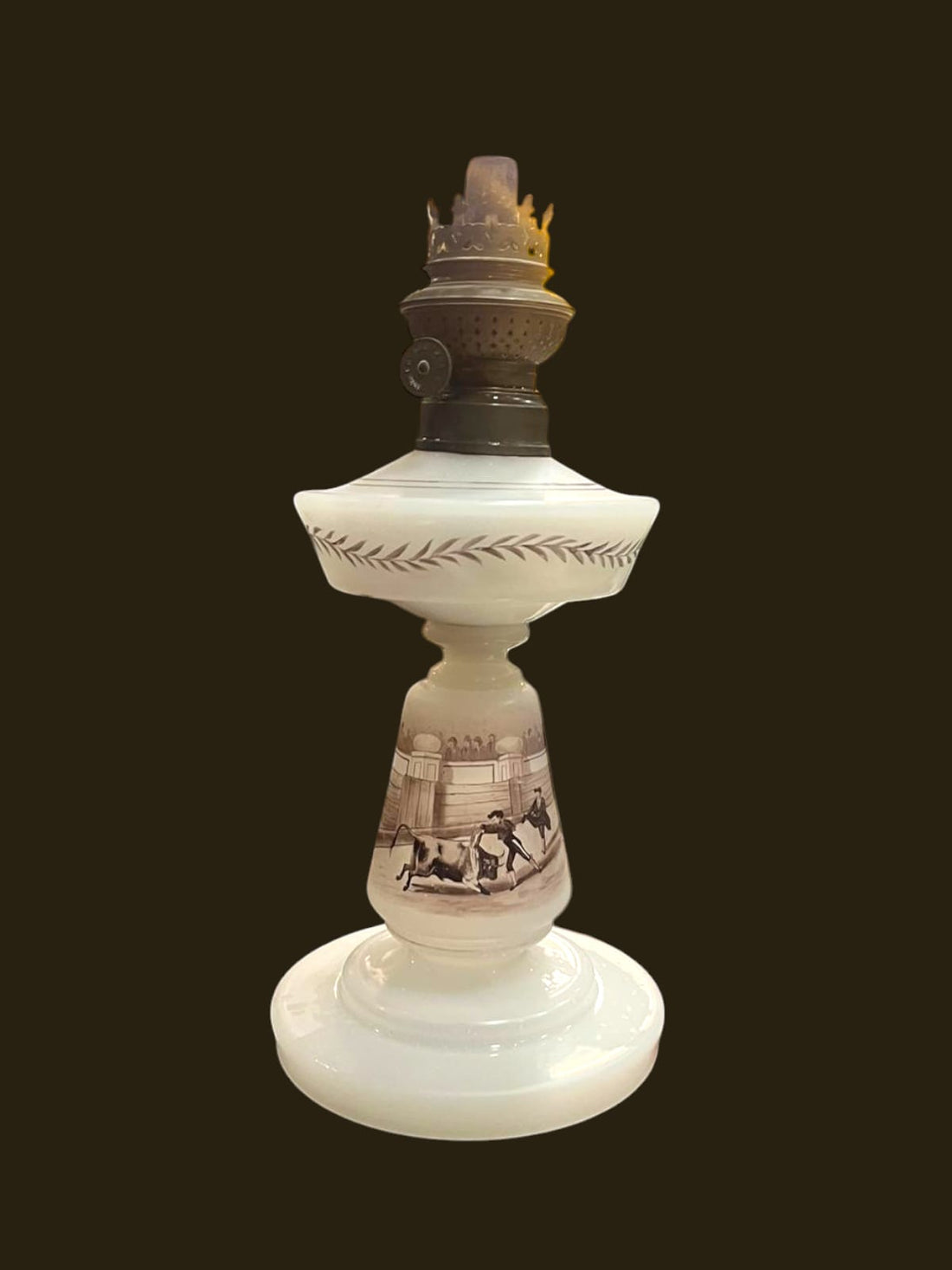 Quinqué de opalina antiguo pintado a mano con escena de corrida de toros. Diseño victoriano elegante, ideal para decoración y coleccionistas.