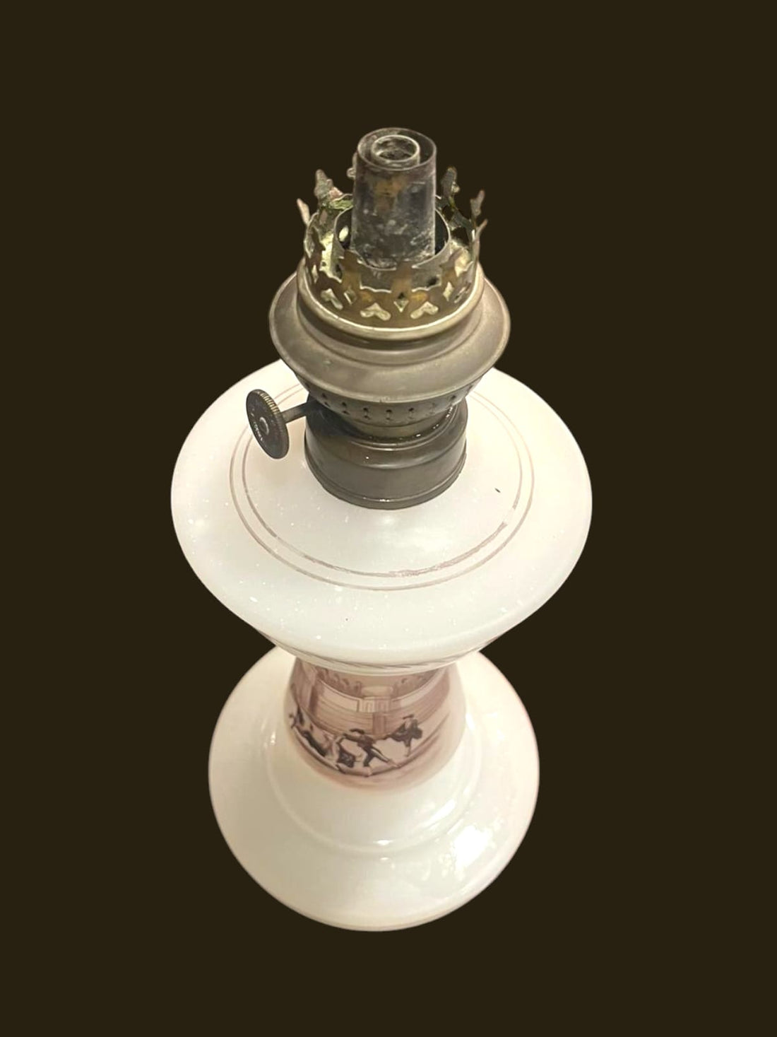 Quinqué de opalina antiguo pintado a mano con escena de corrida de toros. Diseño victoriano elegante, ideal para decoración y coleccionistas.