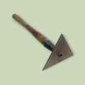 Raspador triangular de pintura antiguo en hierro y madera – vista frontal.