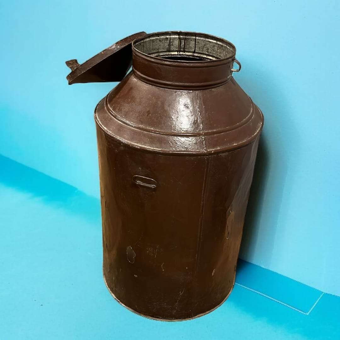 Detalle de la tapa metálica abatible de la cántara de chapa.