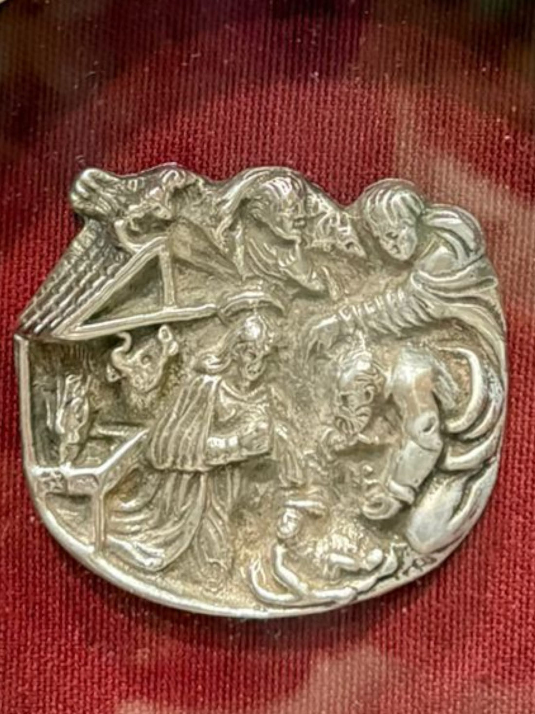 Su interior, protegido por cristal, guarda una escena minuciosamente labrada en plata, representando el Nacimiento de Cristo: la Virgen María, San José, el Niño Jesús en el pesebre y figuras angelicales que lo envuelven en una atmósfera celestial.