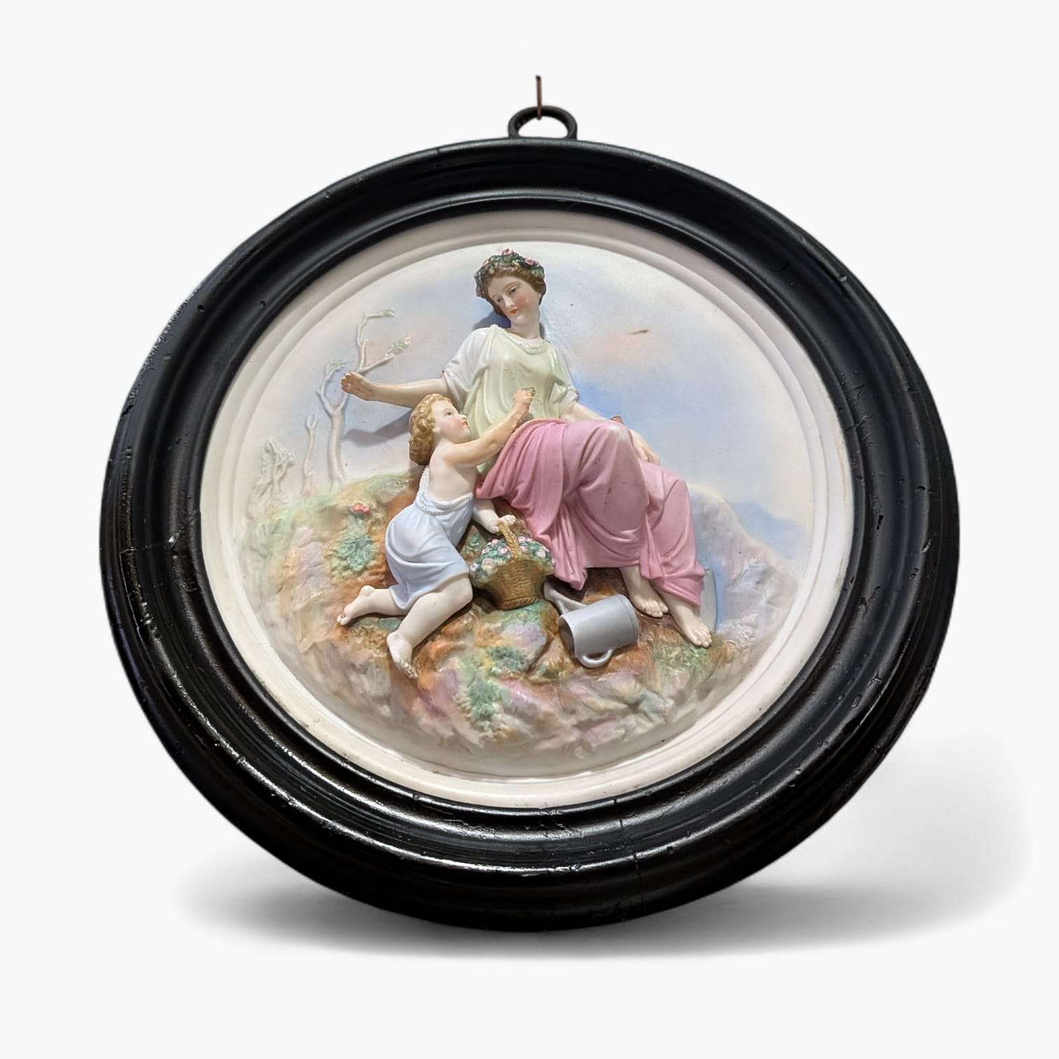 Obra decorativa clásica en relieve de porcelana restaurado, escena pastoral con mujer y niño, ideal para decoración de interiores vintage.