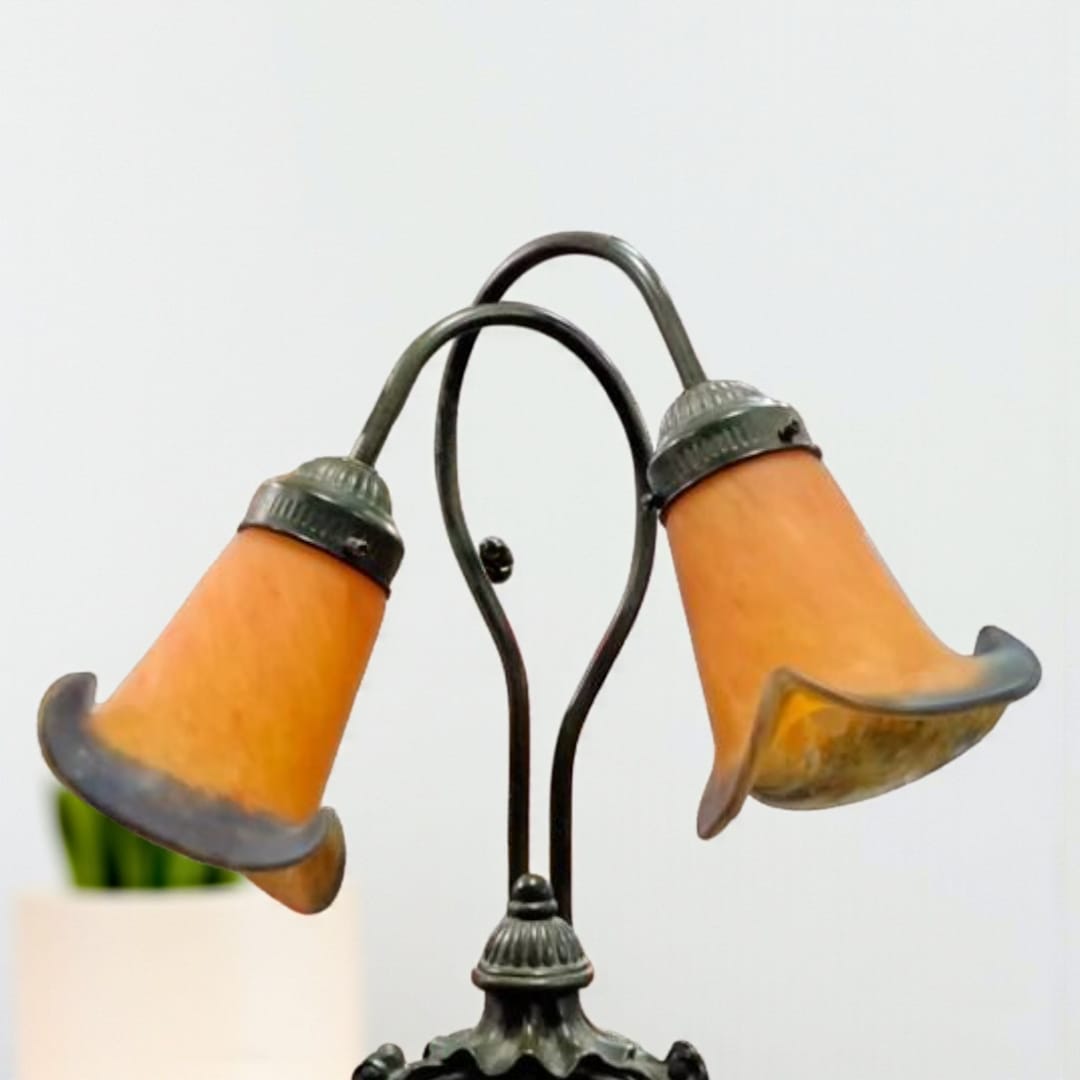 Lámpara/reloj de sobremesa en resina con acabado en bronce.