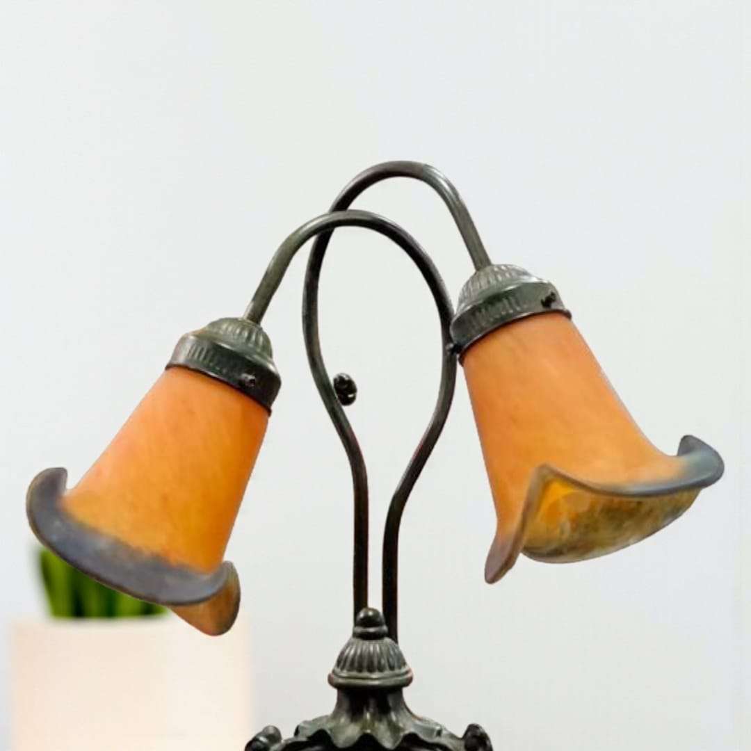 Detalle de las tulipas bicolor de la lámpara/reloj de sobremesa.