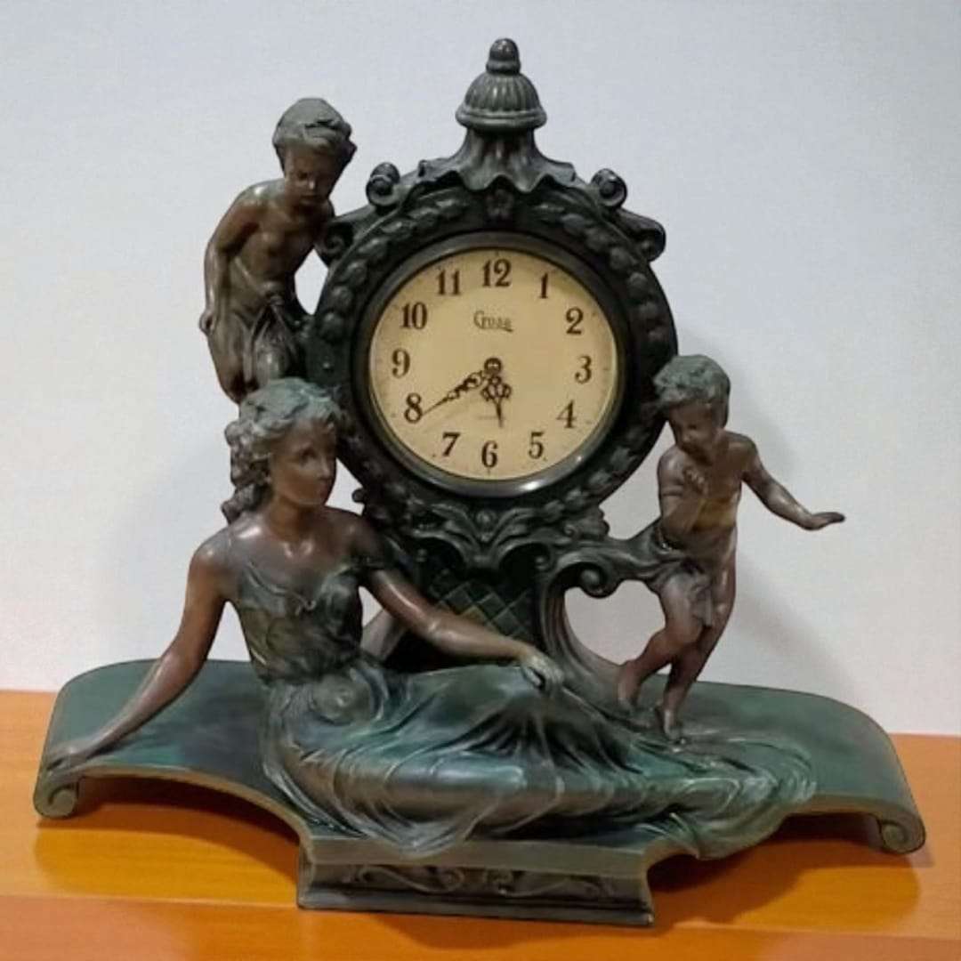 Reloj integrado en lámpara de sobremesa con diseño clásico.