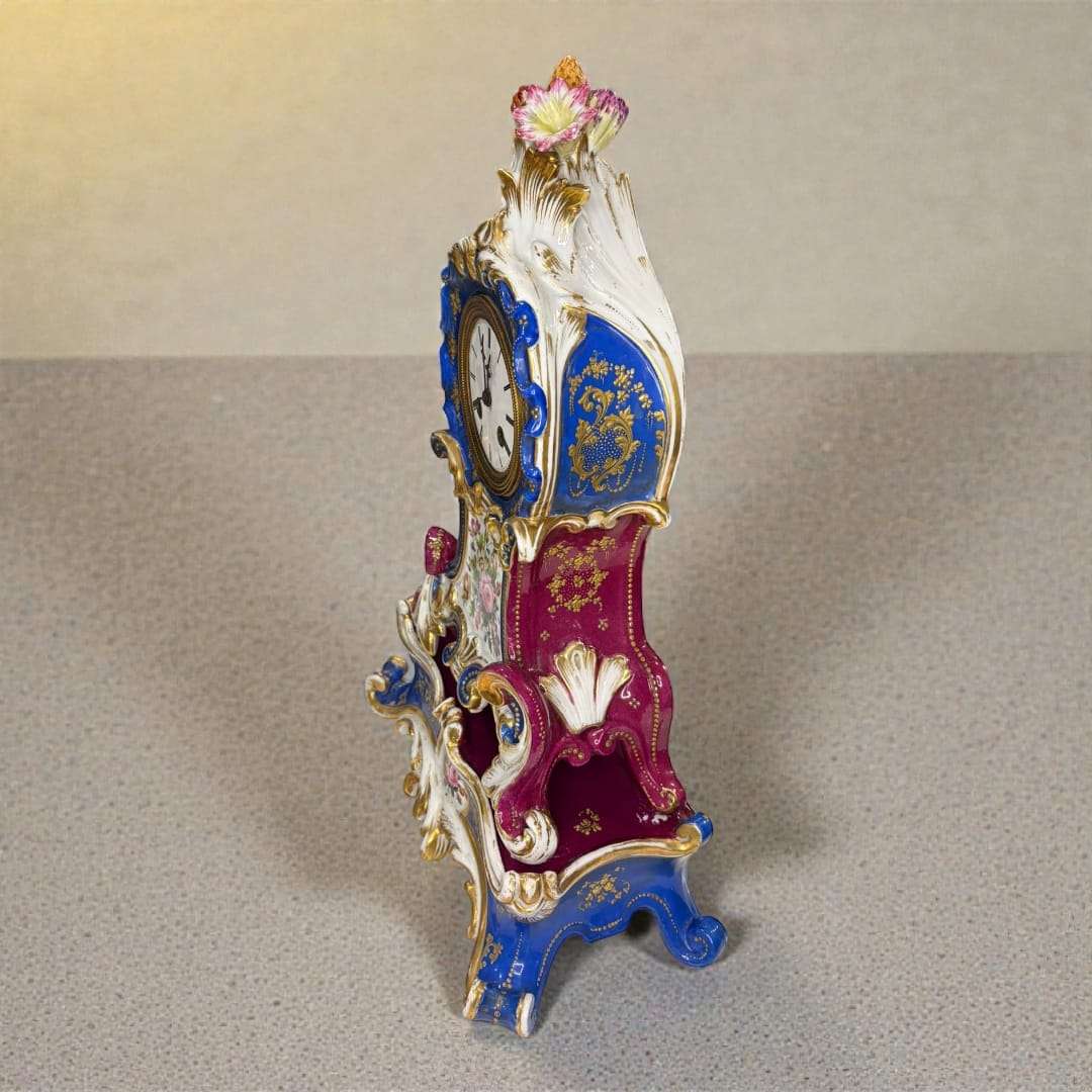 Este Reloj de porcelana Jacob Petit destaca por su elegancia, su inventiva artística y la calidad técnica que distingue al célebre maestro francés.