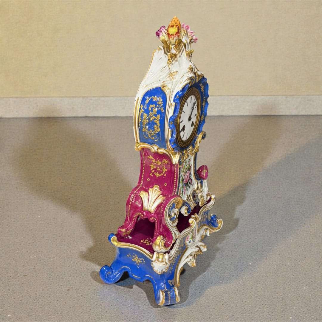 Este Reloj de porcelana Jacob Petit destaca por su elegancia, su inventiva artística y la calidad técnica que distingue al célebre maestro francés.