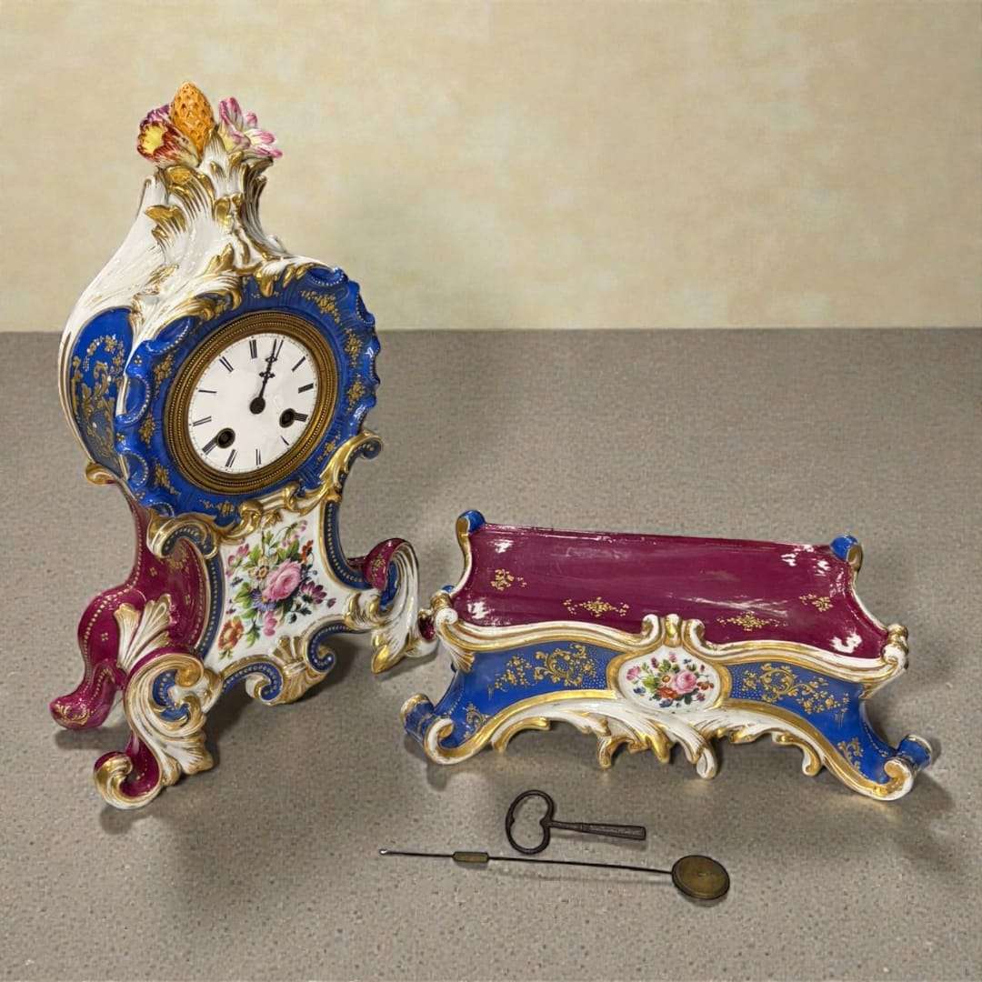 Este Reloj de porcelana Jacob Petit destaca por su elegancia, su inventiva artística y la calidad técnica que distingue al célebre maestro francés.