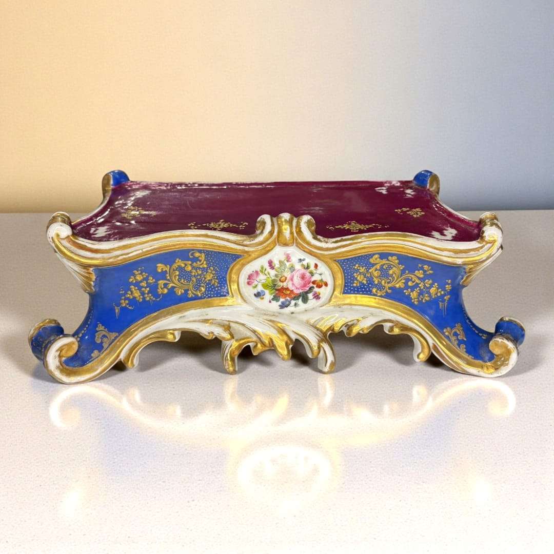 Este Reloj de porcelana Jacob Petit destaca por su elegancia, su inventiva artística y la calidad técnica que distingue al célebre maestro francés.