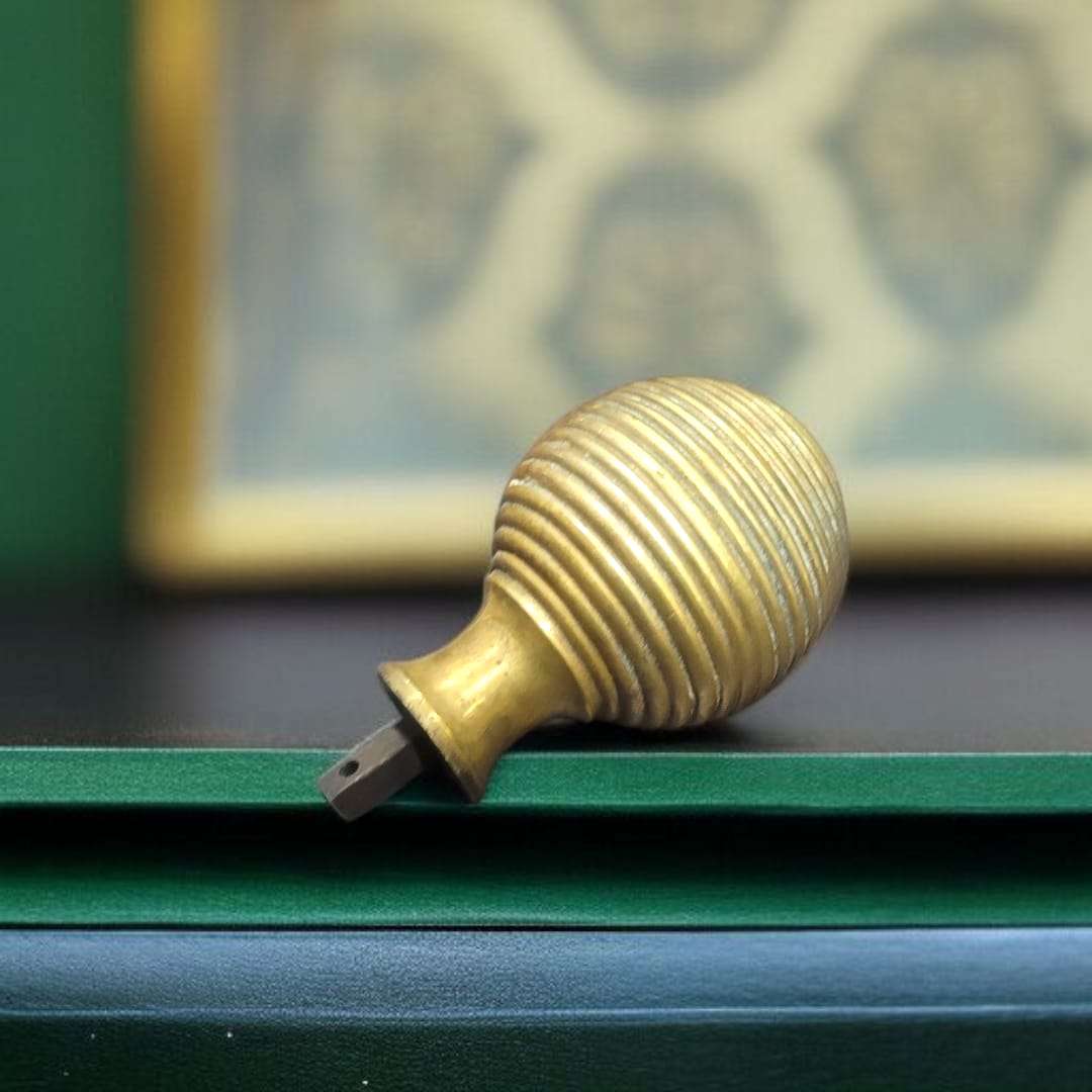 Primer plano del pomo de bronce beehive mostrando el diseño estriado