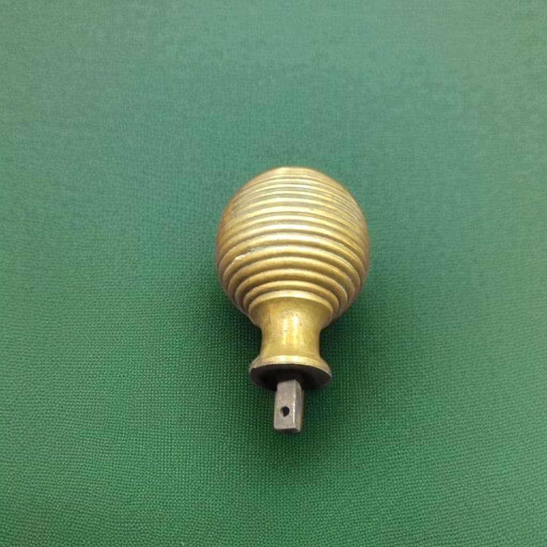 Vista frontal del pomo beehive sobre fondo de tela verde