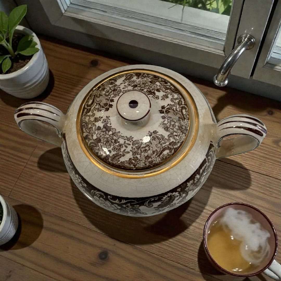 Azucarero del juego de café Cartuja de Sevilla Pickman visto desde arriba, con decoración floral y borde dorado. Cerámica clásica para coleccionistas.