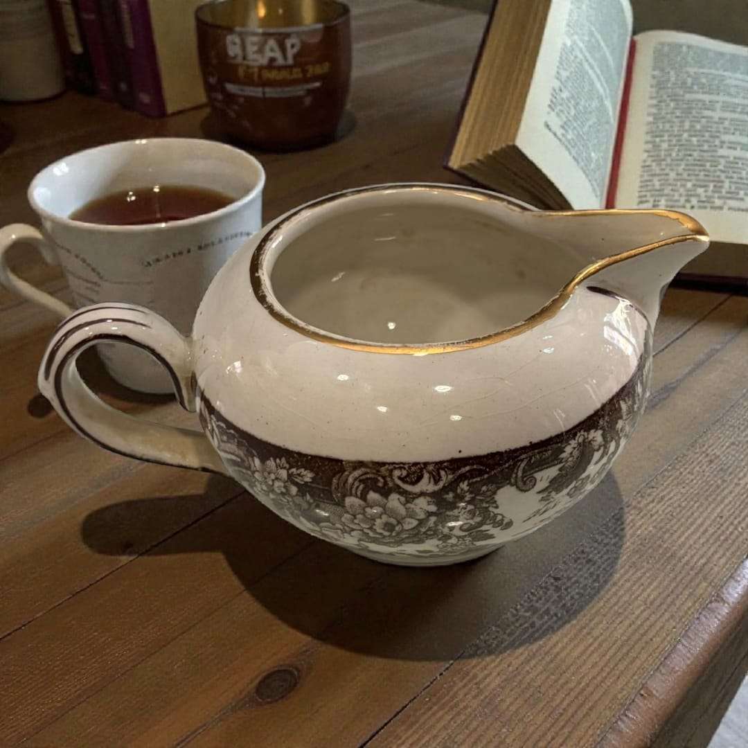 Lechera del juego de café Cartuja de Sevilla Pickman con borde dorado y diseño floral. Decoración elegante para espacios de estilo vintage.