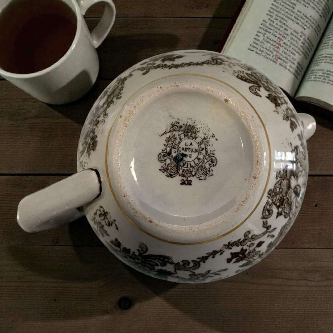Base de tetera Cartuja de Sevilla Pickman con sello original en loza. Pieza auténtica de cerámica sevillana para decoración y colección.