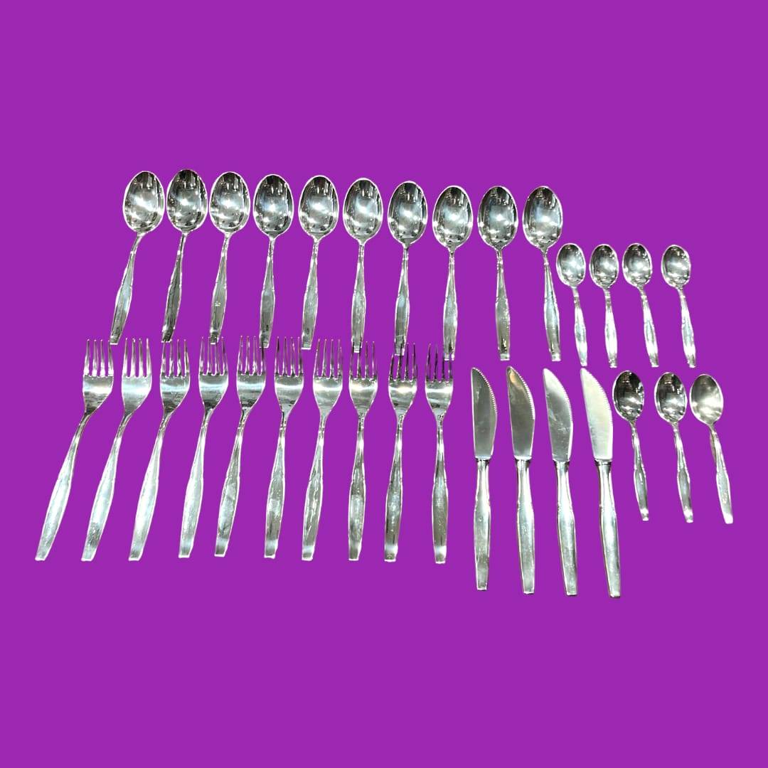 Juego completo de restos de cubertería de metal plateado con diseño clásico, ideal para decoración de mesa elegante en el hogar.