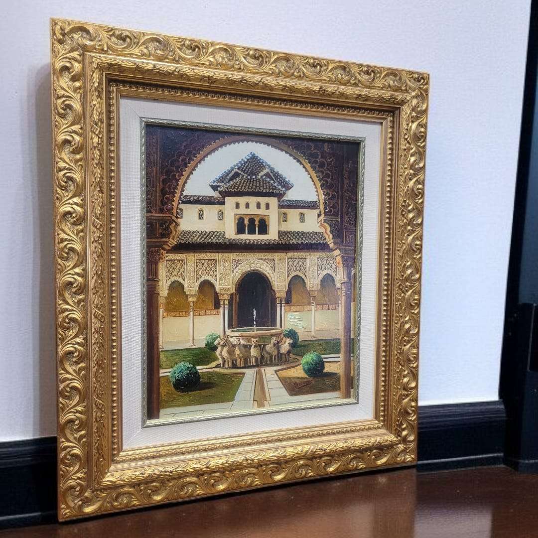 magen del cuadro apoyado sobre suelo de madera, destacando su relieve dorado clásico.